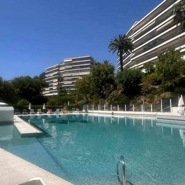 CANNES La Mirandole، فندق في جولف جيون