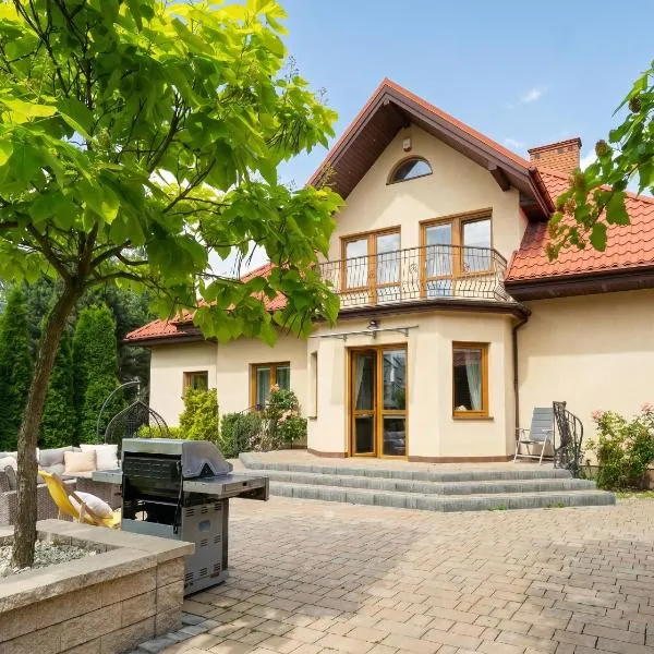Golden Villas Garden Retreat - Private Garden & BBQ, hotel i Kobyłka
