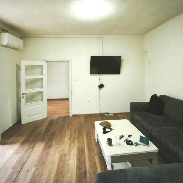 Spacious City Center Apartment for 6 - Steps from Hilton & Republic Square, hotel u Podgorici