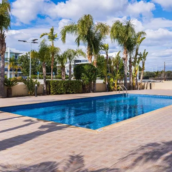 Modern 2BR Apt with Pool & Balcony in Kiti、Kitiのホテル