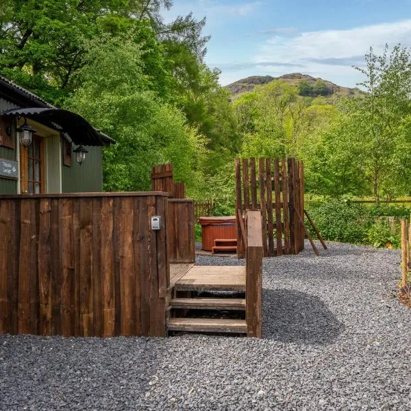 Thistle Lodge, Lake District shepherd hut with hot tub, hotel Conistonban