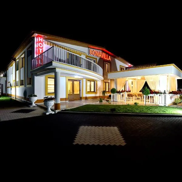 Bonavilla Complex, отель в городе Aleşd