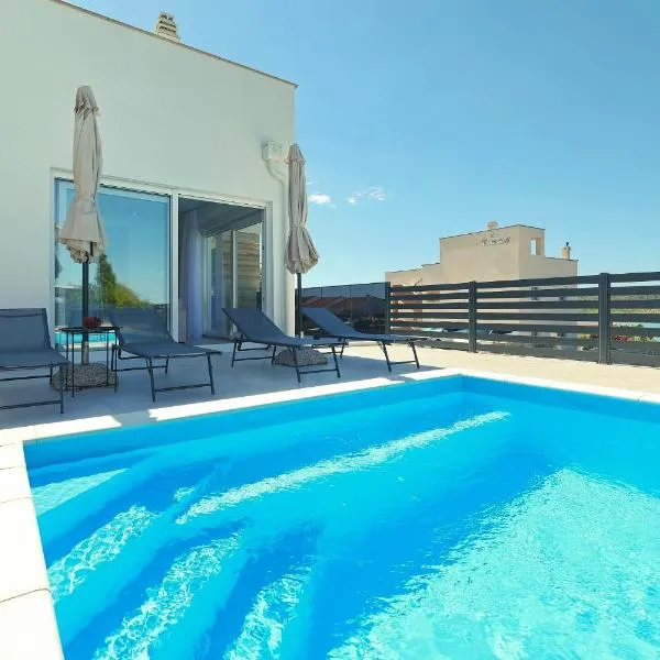 Villa Charlotta, sea view , pool, near beach，拉提哈的飯店