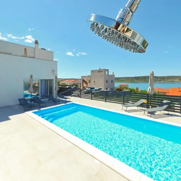 Villa Charlotta, sea view , pool, near beach, hotel em Rtina