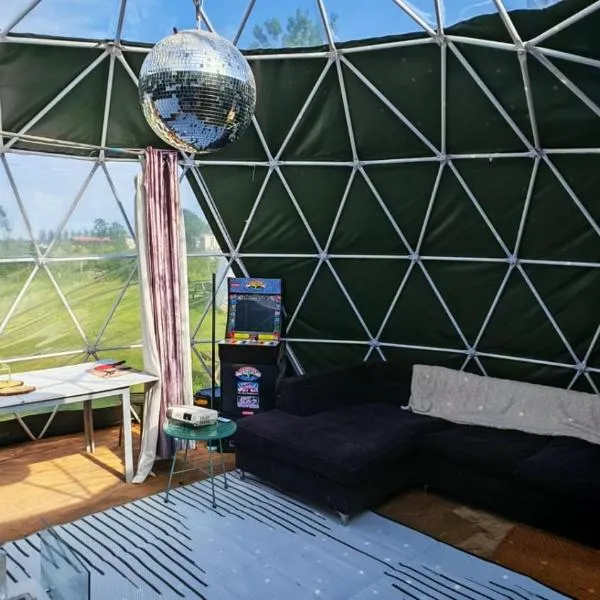 Lincoln Halo Dome, Hot Tub, Round Bed, Projector, Firepit, Games, Stargazer Roof, hotel u gradu 'Snelland'