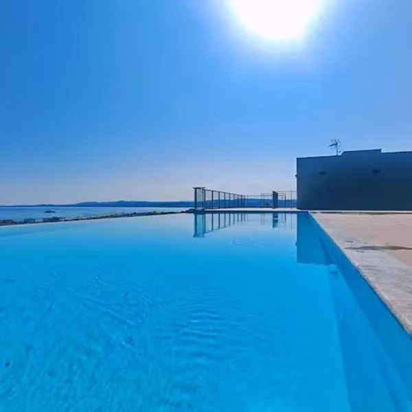 Luxurious studio - Pool with sea view, hotel v destinácii Saint-Laurent-du-Var