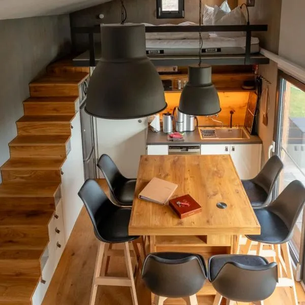 TinyHousebeiDresden mit Faßsauna unser größtes winziges Häuschen für bis zu 7 Personen, Kaminofen, große Terrasse - Nähe Sächsische Schweiz - Juli - August Mindestmietzeit 1 Woche Sa-Sa, Hotel in Lauterbach