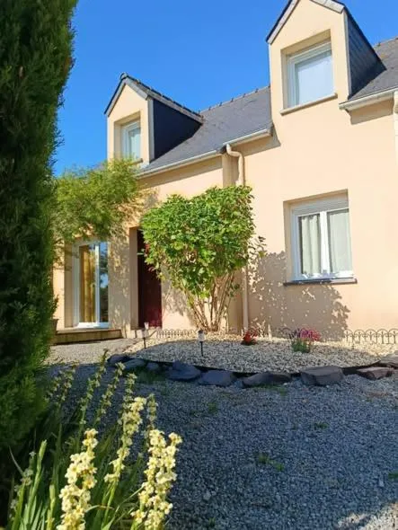 Maison 6 pers, 3 chambres, jardin au calme en Bretagne, hotel in Ménéac