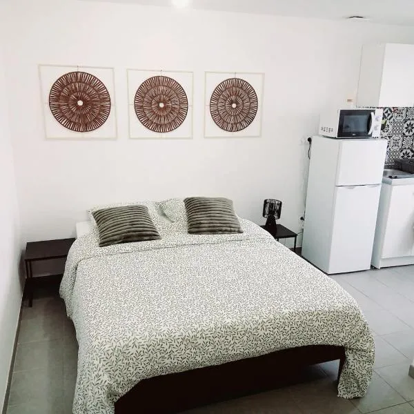 Maisonnette cosy avec extérieur - WiFi et Smart TV, Hotel in Monéteau
