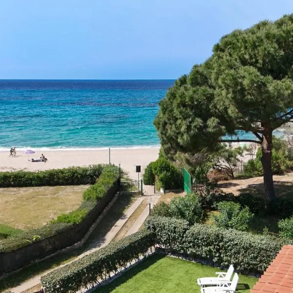 Villa Giulia seafront, hotel din Geremeas