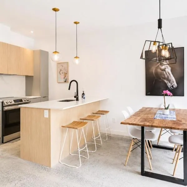 Amazing 2BR condo with private terrace presented by TripMontreal II, Hotel in Montreal