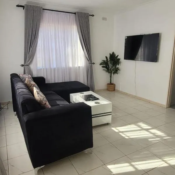 2 Bed Cottage close to Westgate Shopping Centre, hotel i Harare