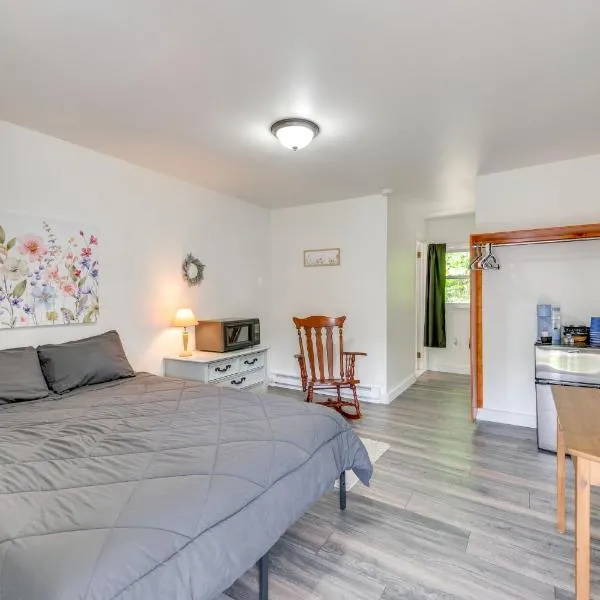 Boat, Fish & Hike! All-Season Schroon Lake Getaway, hotel en Schroon Lake