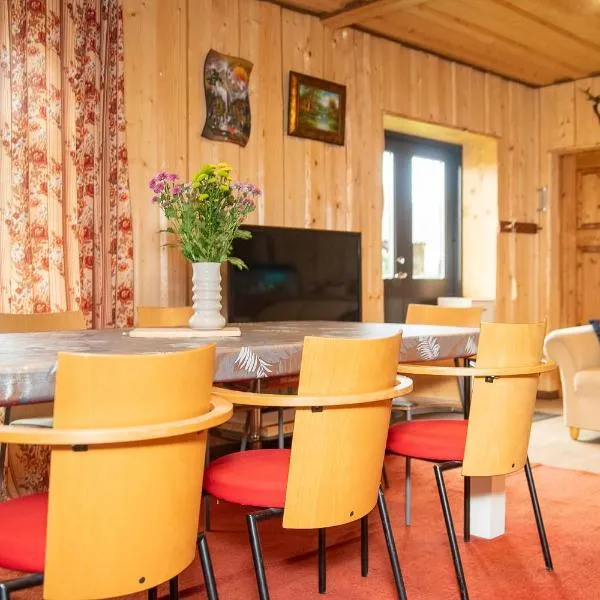 Kuberi Retro Holiday Home I Sauna Possibility, hotel v destinaci Pedja