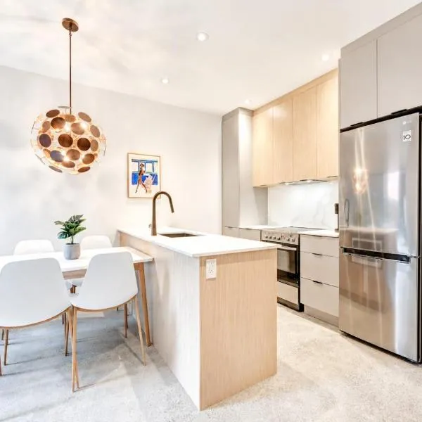 Jolie Condo Great Location 2BD presented by TripMontreal I, hotel v Montrealu