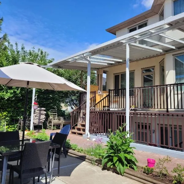 Private Room in Guest House, Near the New Oakridge Mall & Transit - Near Langara 49th Station, хотел в Ванкувър