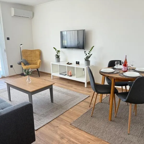 Radnóti Apartman Győr، فندق في جيور