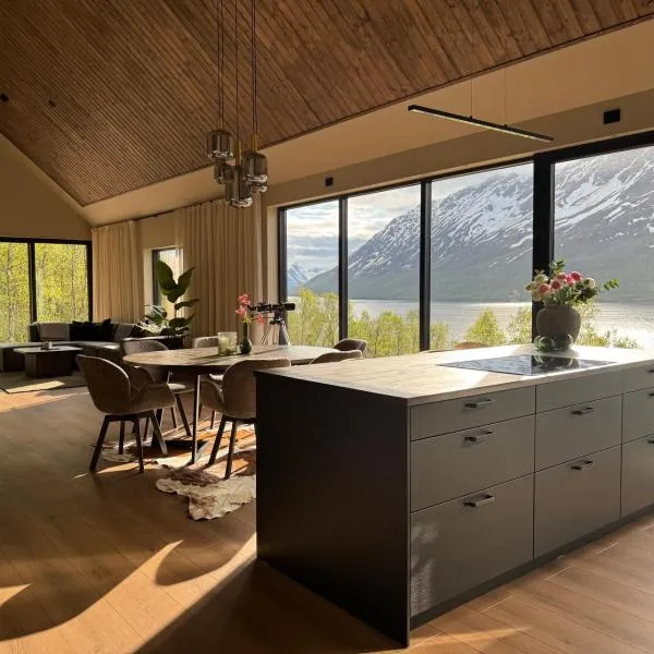 LyNora - Luxury Northern Lights Lodge with Jacuzzi & Lyngen Alps view, hotel i Indre Ravelseidet