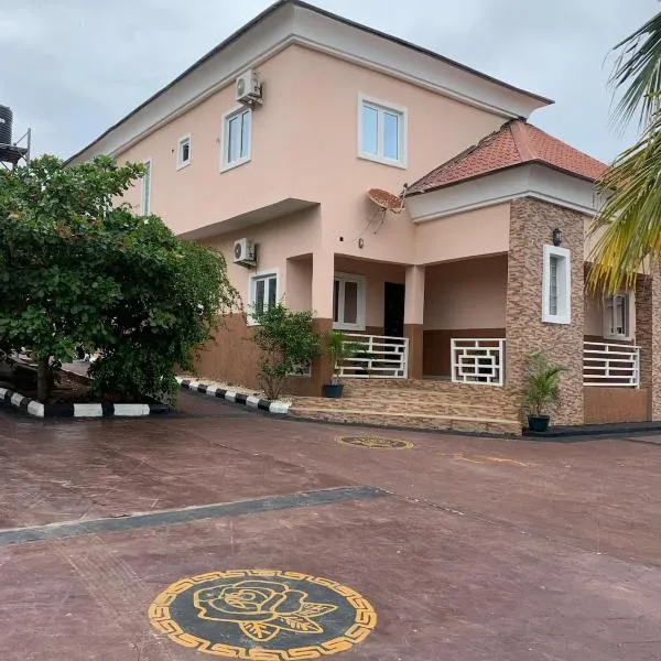The Greenerry II - Secured 3-bedroom ensuite Duplex, hotel in Ado Ekiti