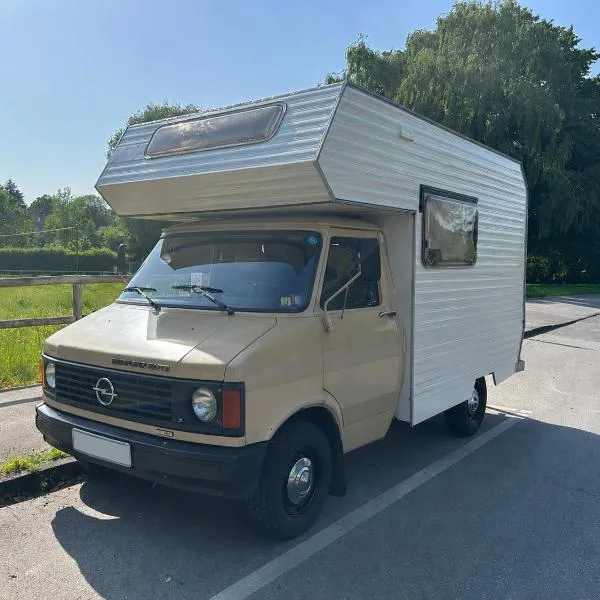 Charmantes Oldtimer Wohnmobil, hotel in Aken