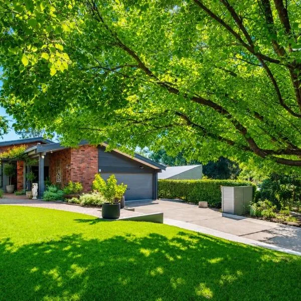 A Striking Contemporary Home in the Heart of Dubbo 5mins drive to DUBBO ZOO & 4mins to DUBBO GOLF CLUB & 9mins to DUBBO AIRPORT, hotel v mestu Dubbo