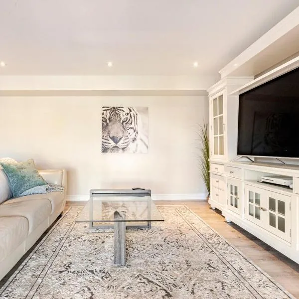 Private Suite with Pool Access, hotel en Bowmanville