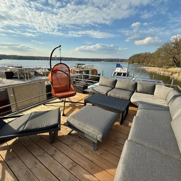 Hausboot TraumZeitBoot Helmut - exklusiver Festlieger in perfekter Lage am Scharmützelsee Bad Saarow, Hotel in Bad Saarow