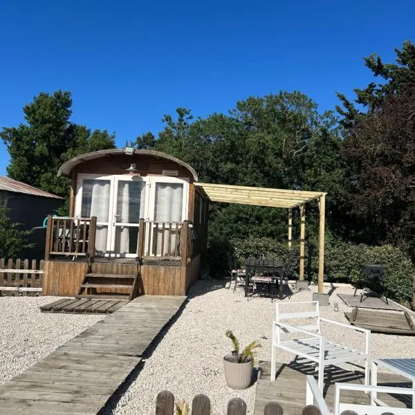 Roulotte équestre de la Trinacria, hotel Arles-ban