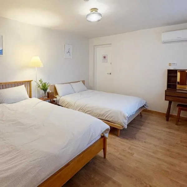 Spacious 2BR Apartment near Subway Free Parking Seoul, hotel i Seoul