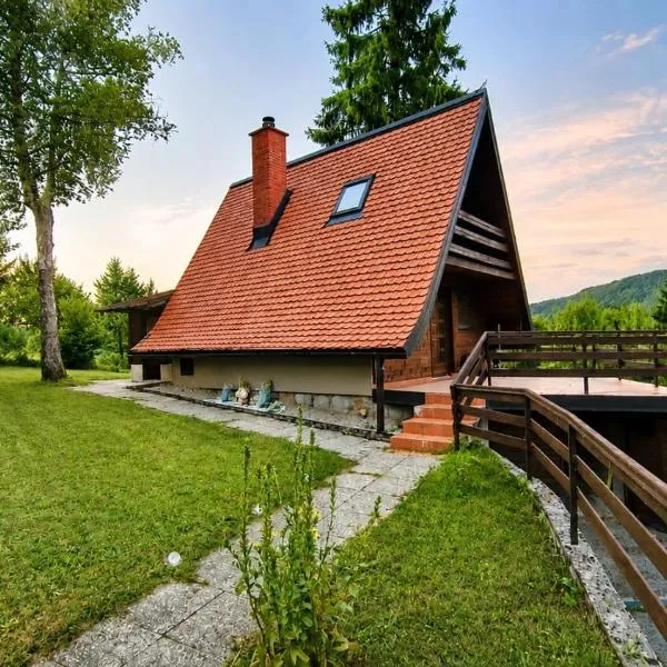 Koča Rakitna Forest Chalet with Sauna, hotelli kohteessa Preserje