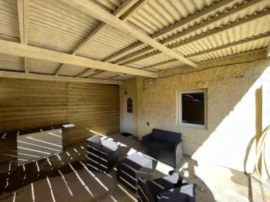Studio avec terrasse, Hotel in Château-lʼÉvêque