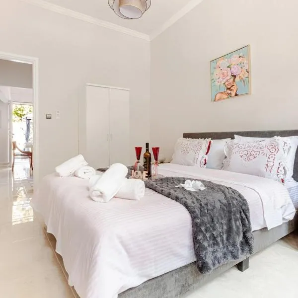 Enora Loutraki Guesthouse, hotel i Loutraki