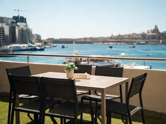 Exclusive Seafront Townhouse Central Sliema, Valletta Sea view, hotel di Sliema