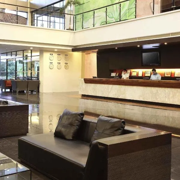 Novotel Manado Golf Resort & Convention Center, hotel v destinaci Manado