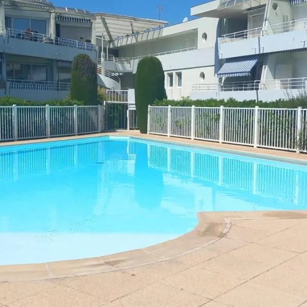 Studio confortable avec piscine à 2 min de la mer, Hotel in Villeneuve-Loubet