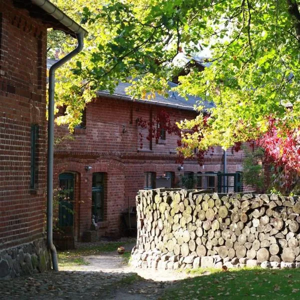 Charmante Ferienwohnung in einzigartiger Anlage - Büdnerei Lehsten, hotel in Möllenhagen