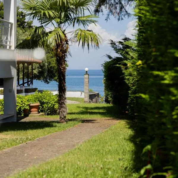 Zeusplace Seaside Home private beach and parking, Hotel in Plaka