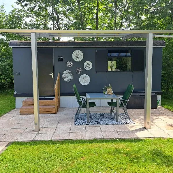 Camping de Zandhorst, Pipowagen Sunseeker、Wouterswoudeのホテル