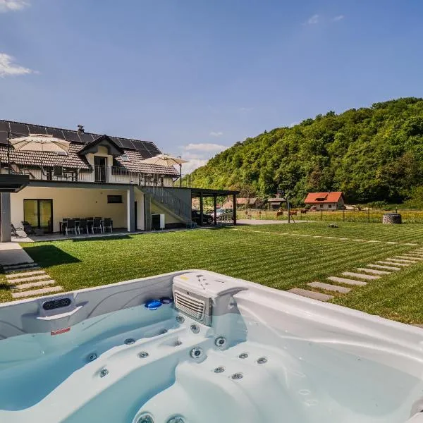 Villa Loti Apartment With Private Hot Tub, מלון בPodbočje