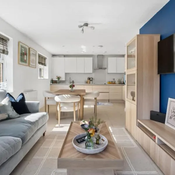 Virginia Water - 2 Bed & Parking - By Tempstay, hotell i Englefield Green
