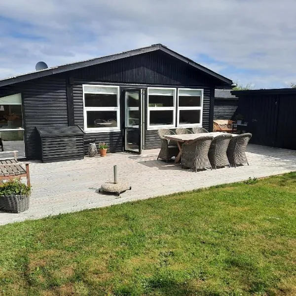 Cozy Summer House In Lønstrup For 5 People: Lønstrup şehrinde bir otel