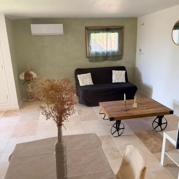 Studio avec terrasse et parking privé, hotel u gradu 'Château-Arnoux-Saint-Auban'