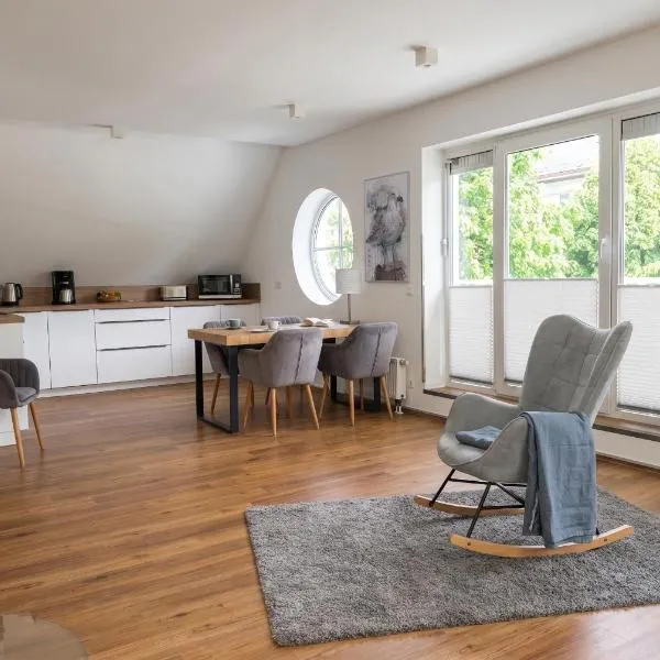 LIGHTHOUSE HOMES - Premium 90qm Ferienwohnung mit 2SZ und Terrasse am Kirchenplatz, 500m zum Strand, hotel v destinácii Warnemünde