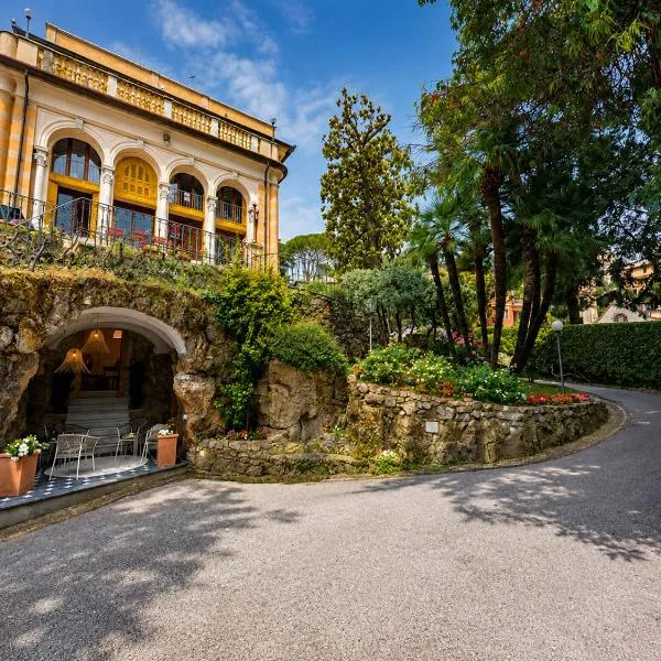 Charming apartment in historic villa front sea with free parking, near Portofino, hotell i Rapallo