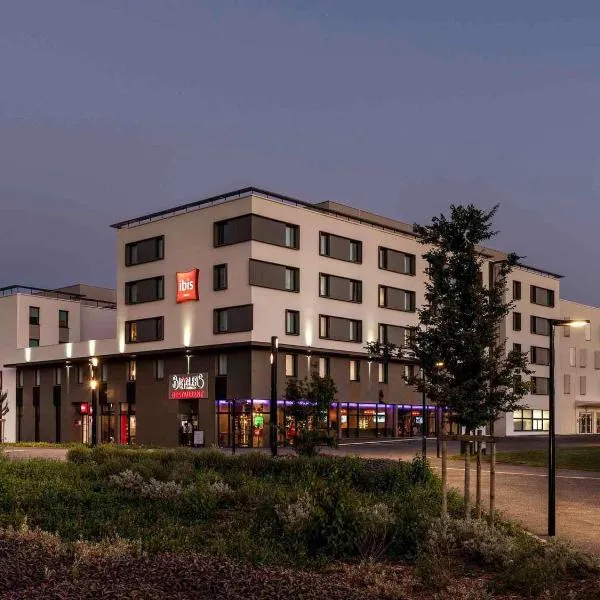 ibis Saint Quentin en Yvelines - Vélodrome, hotel v destinaci Montigny-le-Bretonneux