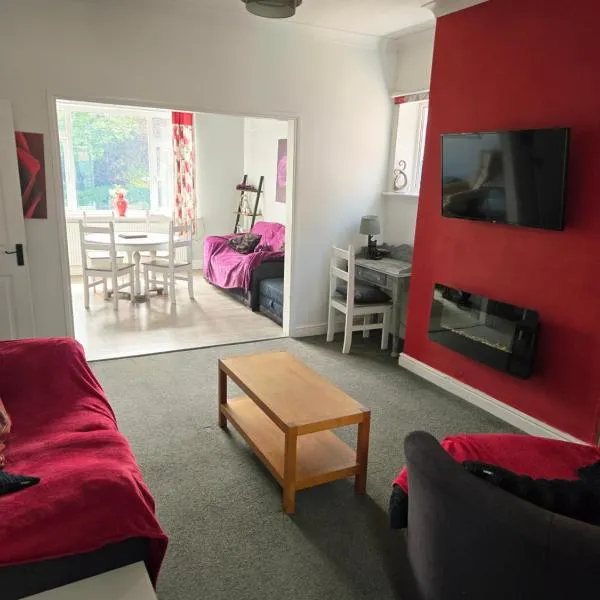 3 Bedroom house, close to woodland, chesterfield and peak District, hotel a Brimington