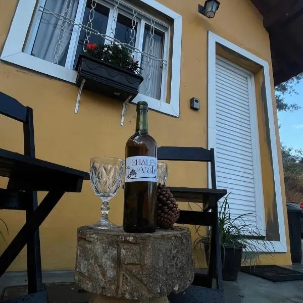 Chale Amarelo Aconchegante com lareira no bosque e estacionamento grátis, hotel i Extrema