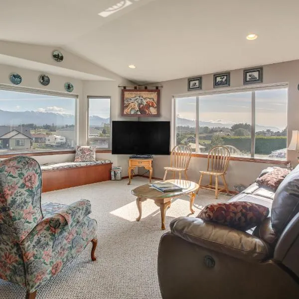 Charming Sequim House w/ Olympic Peninsula Views!, hotel i Sequim