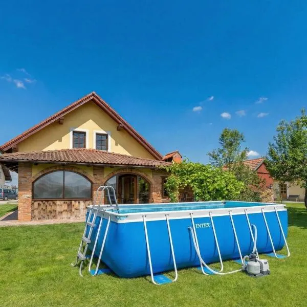 Forge of Happiness Rustic Retreat - Happy Rentals, hotel em Gradac