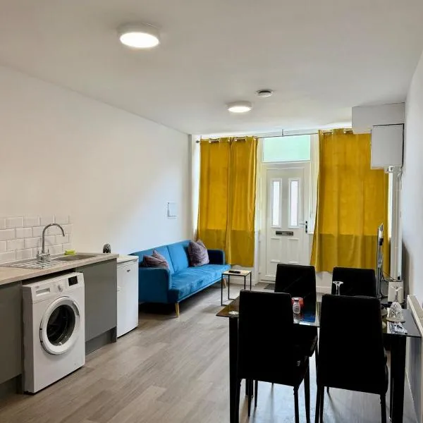 Accessible Town Centre 1 bed Flat Kettering Wi-FI, hotell i Kettering